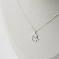 Colar pingente mão cravejada com coração vazado 15mm 45cm