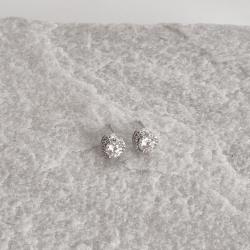 Brinco moissanite cristal 5mm com coração cravejado ródio