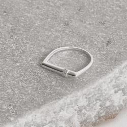 Anel reto com detalhe cravejado