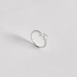 Anel meia aliança com zircônias navete