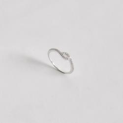 Anel ondulado navete vazado com cravejado