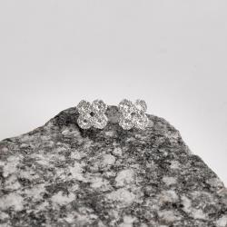 Brinco trevo vazado cravejado cristal 10mm