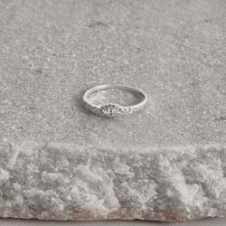 Anel zircônia navete com cravejado na lateral