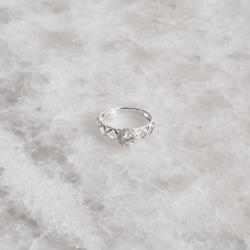 Anel zircônia redonda com cravejado e vazado na lateral