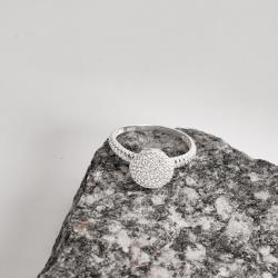 Anel botão cravejado caixa alta com vazado na lateral