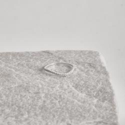 Anel fio curvado cravejado