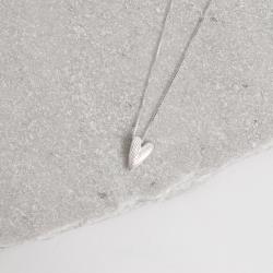 Colar pingente coração alongado de lado riscado 12mm 45cm