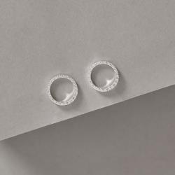 Brinco círculo vazado cravejado 15mm