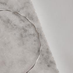 Colar aro torcido leve com alongadora e fecho