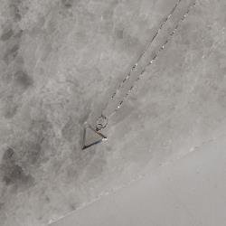 Colar pingente triângulo vazado 10mm 40cm