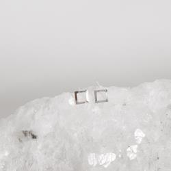 Brinco quadrado vazado 6mm