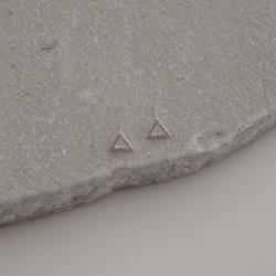 Brinco triângulo vazado cravejado 9mm