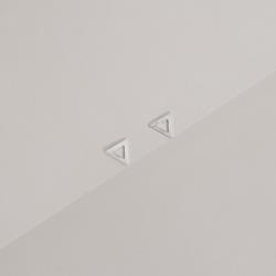 Brinco triângulo invertido vazado 6mm