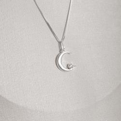 Colar pingente lua com detalhe zircônia 14mm 45cm