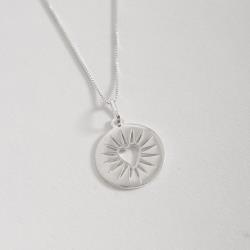 Colar pingente medalha coração com detalhes 18mm 45cm