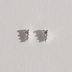 Brinco triângulo isósceles 3 zircônias 6mm
