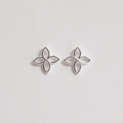 Brinco flor vazada 13mm