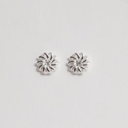 Brinco flor vazada detalhe zircônia 10mm