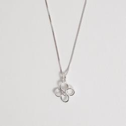 Colar pingente trevo vazado detalhe zircônia 13mm 45cm