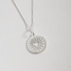 Colar pingente medalha coração com detalhes 18mm 45cm