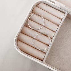 Brinco circulo vazado 32mm fio redondo