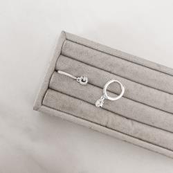 Argola click cravejada 14mm pingente letra G