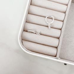 Argola click cravejada 14mm pingente letra H