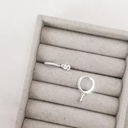 Argola click cravejada 14mm pingente letra S